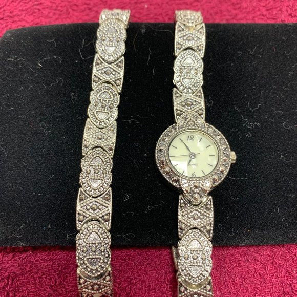 AVON Vintage 7" Antiqued Silvertone Bracelet & Watch Set. (447) - Picture 4 of 10